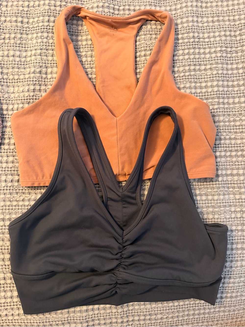 2 ALO Yoga V-Neck / ruched Sports Bras in tan and Charcoal Sz L